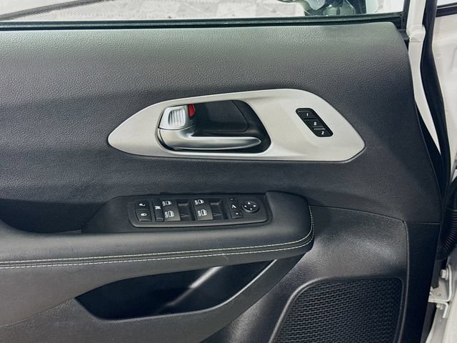 Used 2025 Chrysler Pacifica Limited FWD image 18