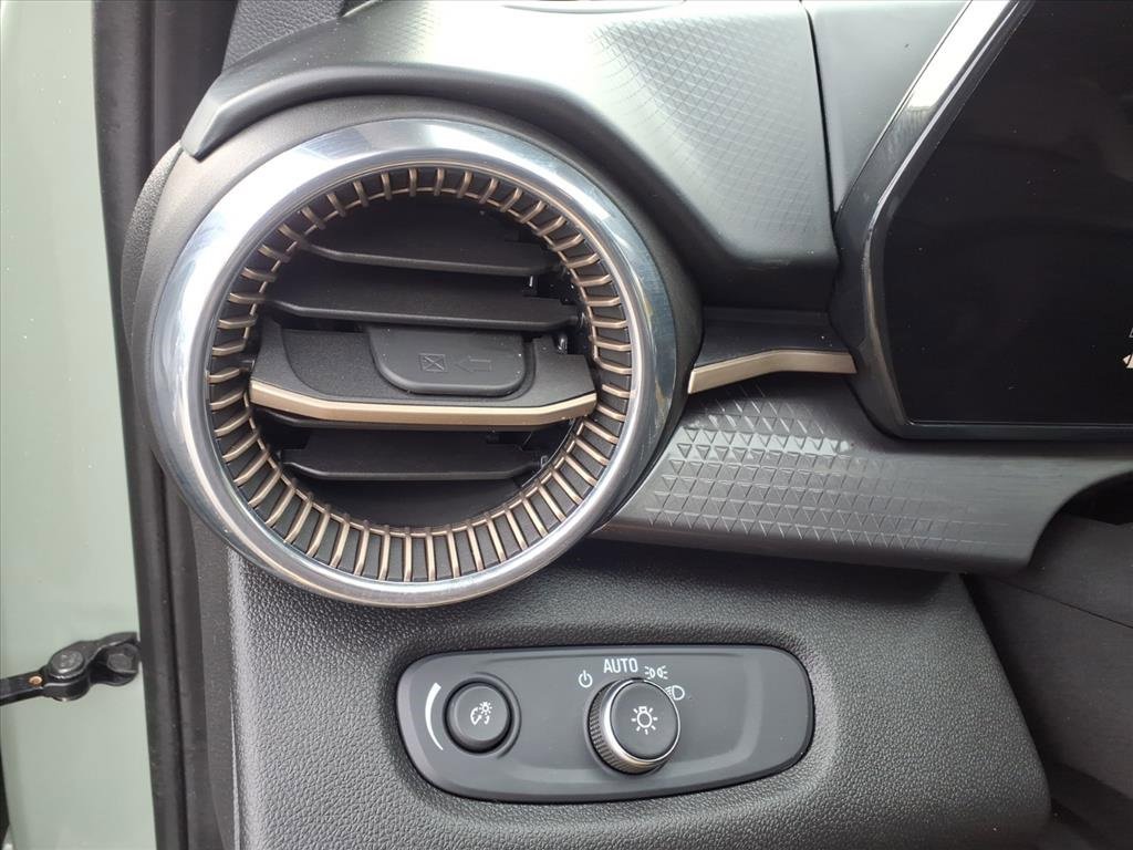 Used 2025 Chevrolet Trax ACTIV w/ Sunroof Package image 33