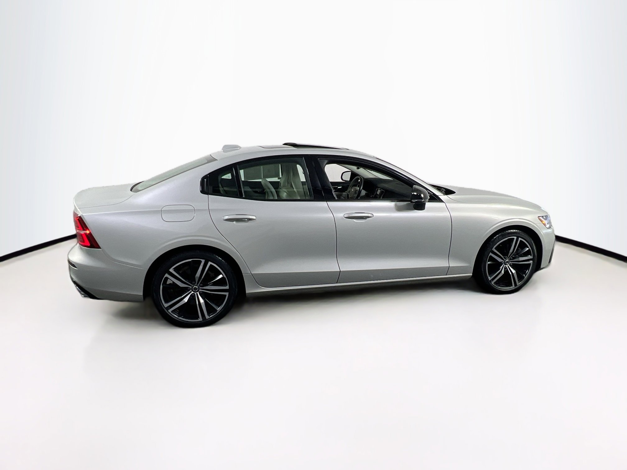 Used 2022 Volvo S60 T8 R-Design Expression w/ Premium Package AWD/4WD image 4