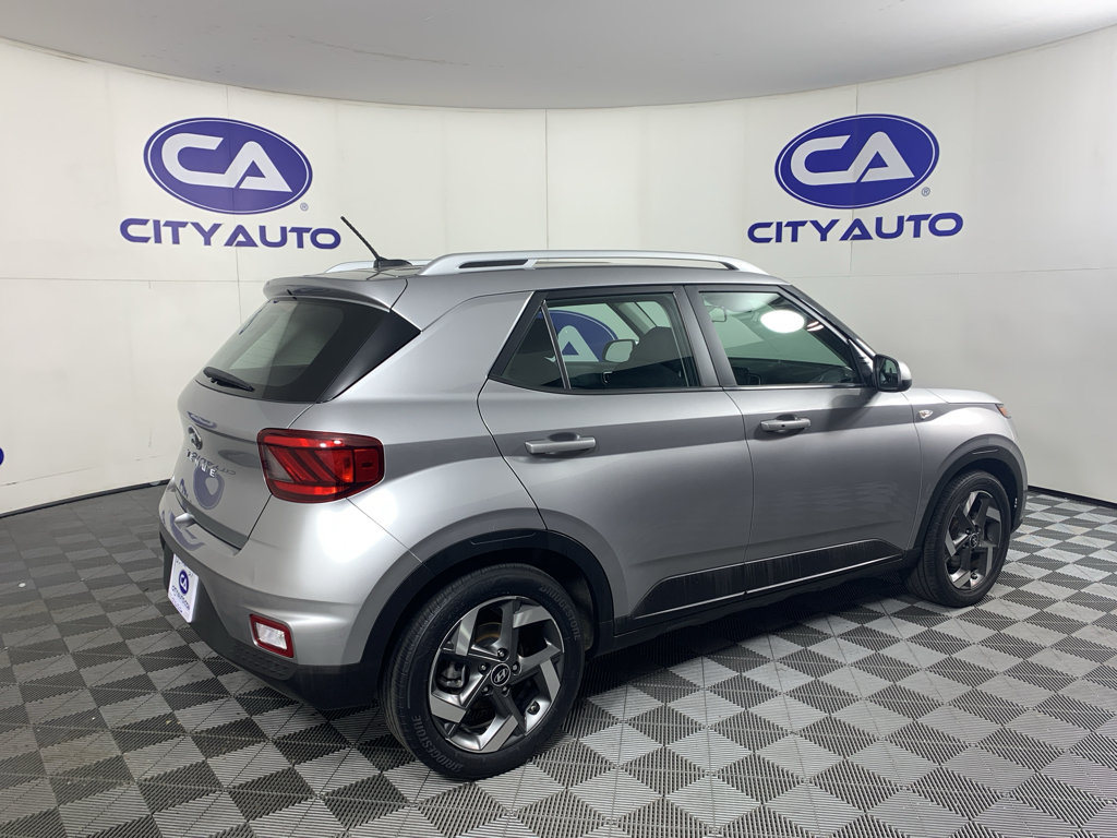 Used 2024 Hyundai Venue SEL FWD image 3