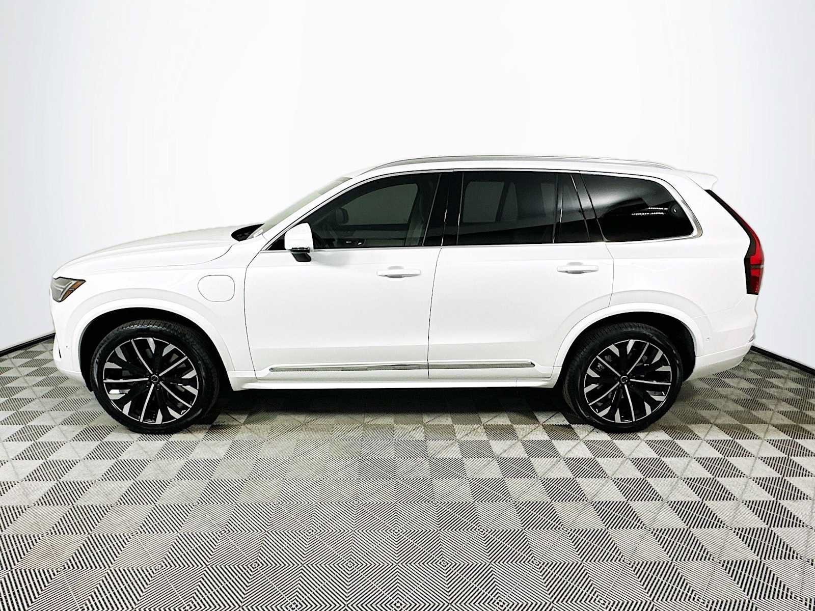 New 2026 Volvo XC90 T8 Ultra w/ Protection Package Premier AWD/4WD image 4