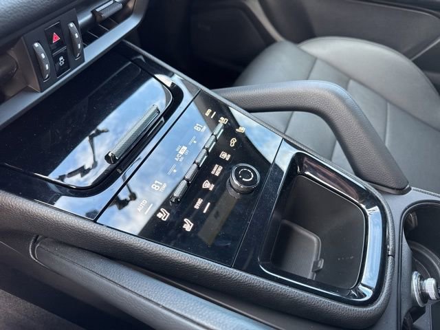 Used 2024 Porsche Cayenne w/ Premium Package image 27