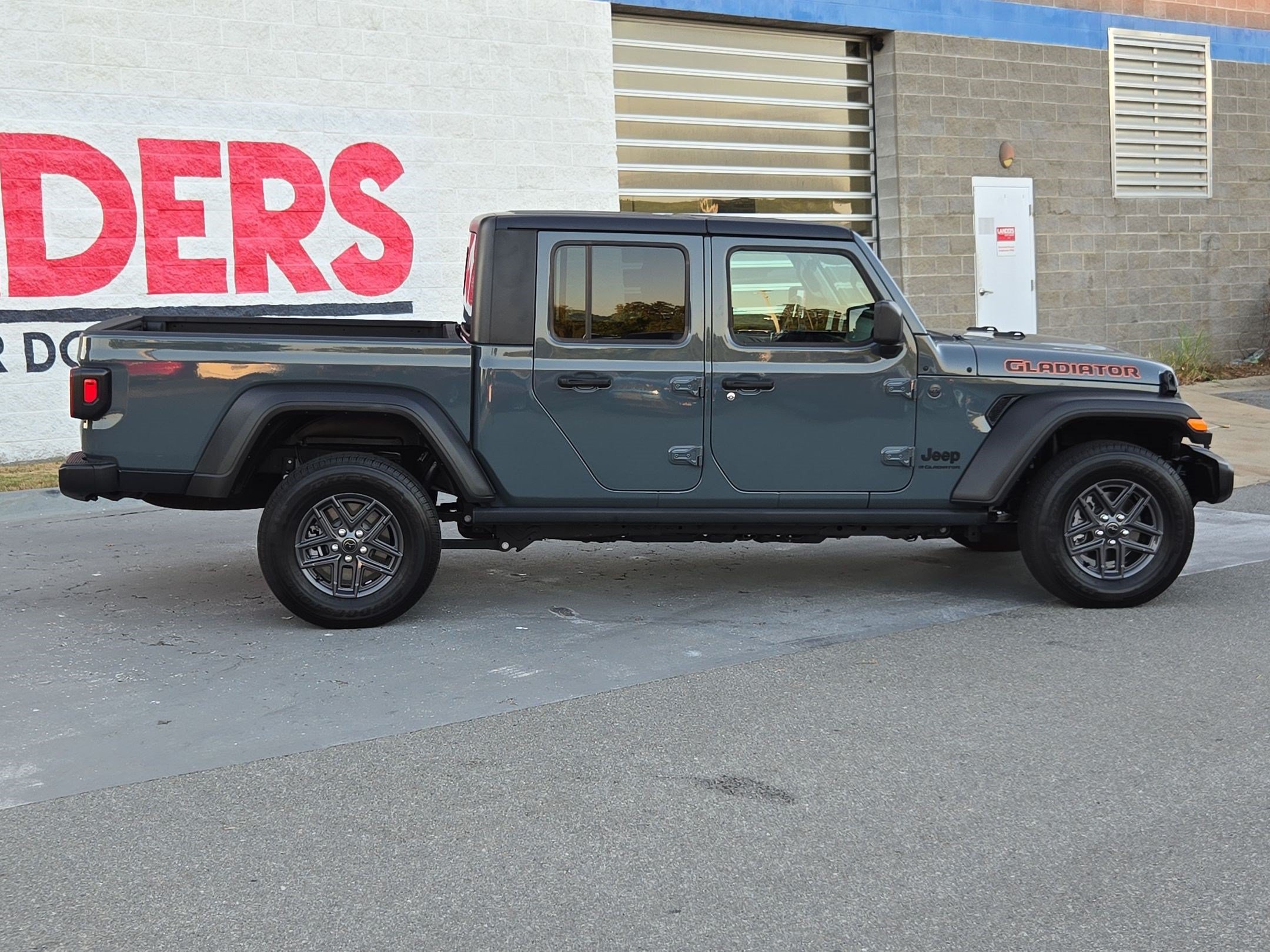 Used 2025 Jeep Gladiator Sport AWD/4WD image 8