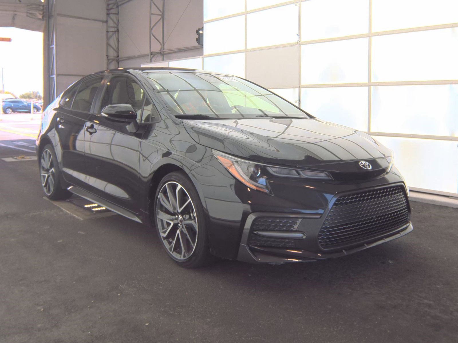 Used 2022 Toyota Corolla SE FWD image 2
