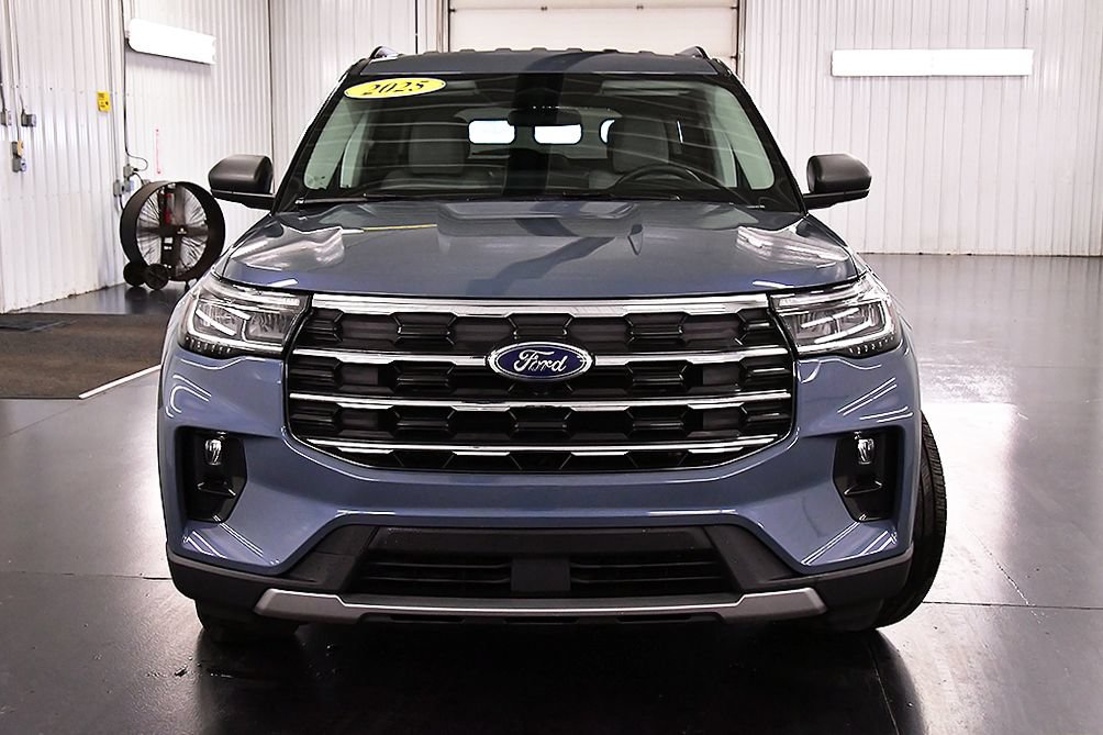 Used 2025 Ford Explorer Active w/ Active Comfort Package RWD image 2