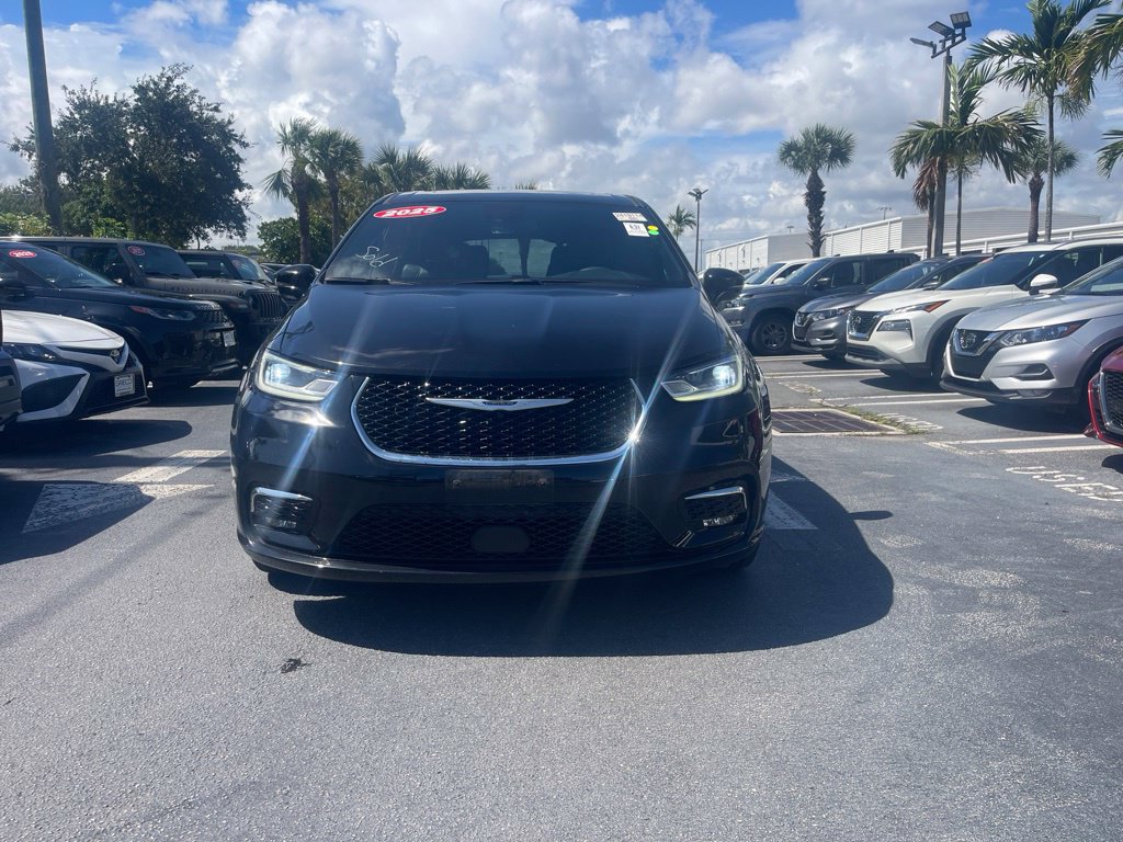 Used 2025 Chrysler Pacifica Select AWD/4WD image 2