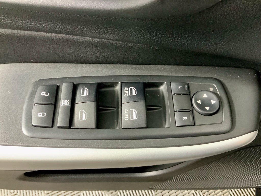 Used 2018 Jeep Cherokee Overland w/ Technology Group AWD/4WD image 18