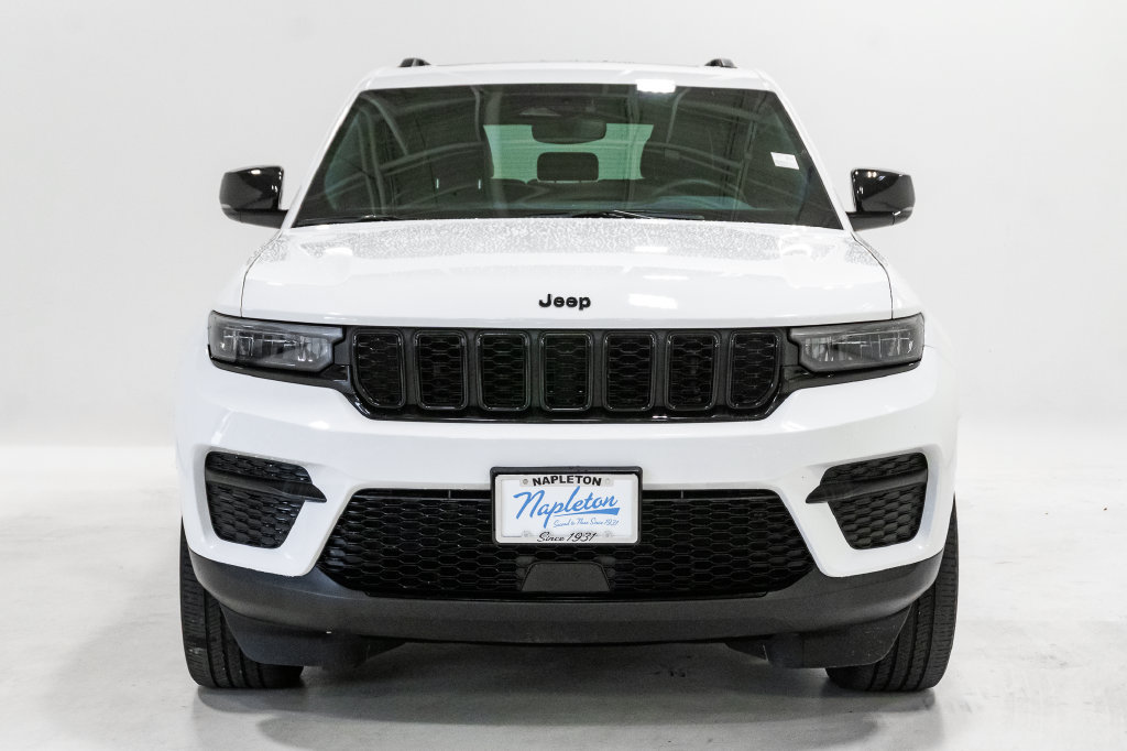 Used 2024 Jeep Grand Cherokee Altitude AWD/4WD image 5