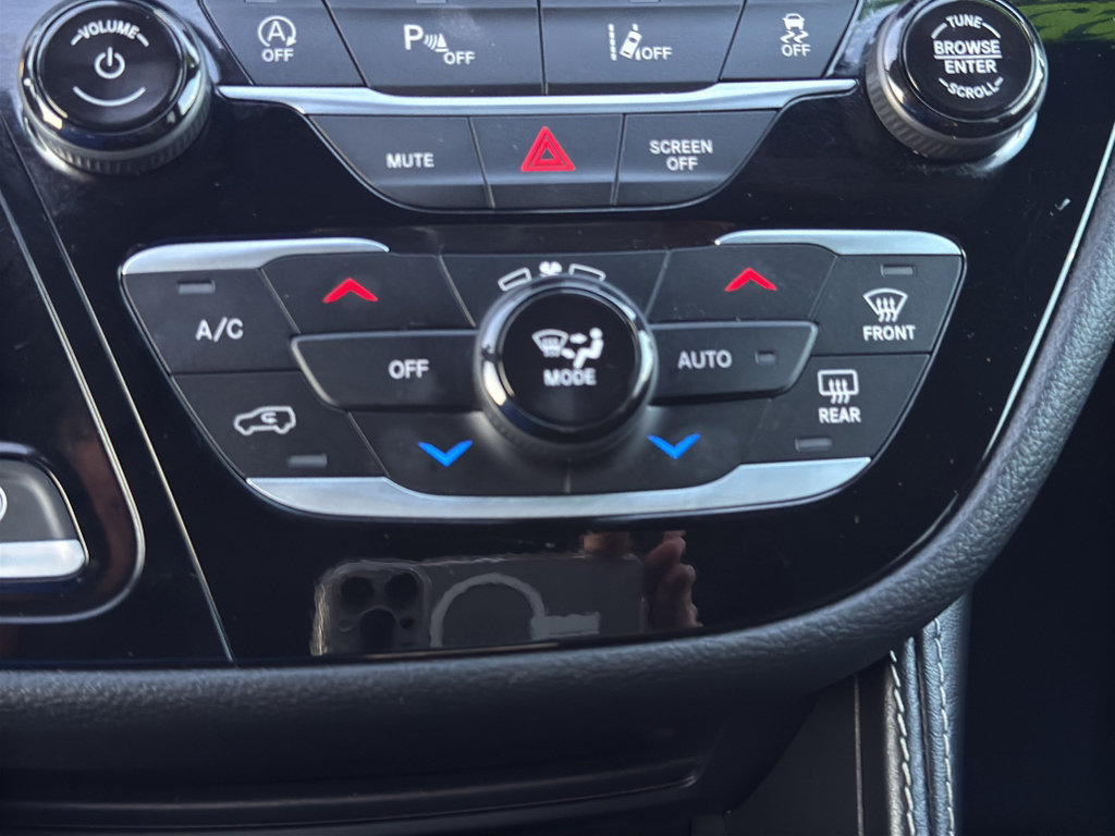 Used 2025 Chrysler Pacifica Limited FWD image 33