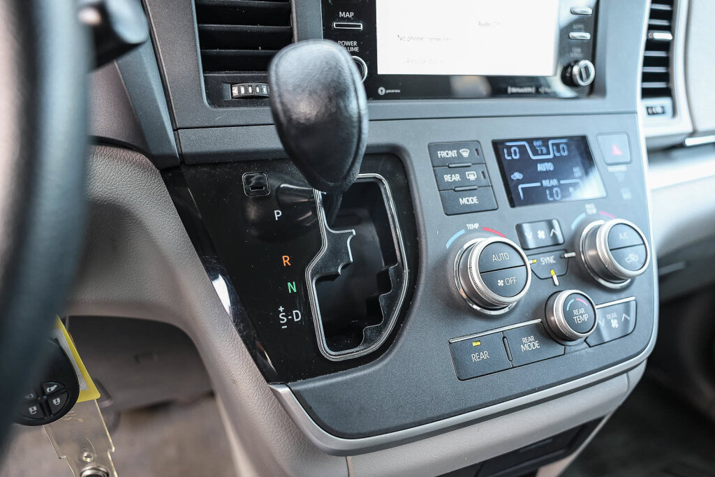 Used 2020 Toyota Sienna LE FWD image 14