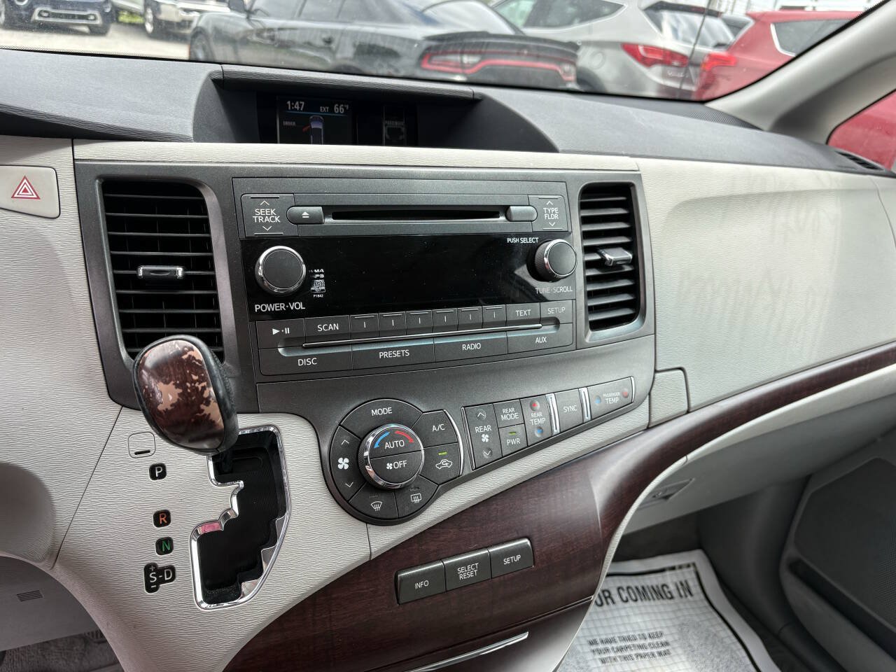 Used 2011 Toyota Sienna XLE w/ Entertainment Pkg FWD image 32