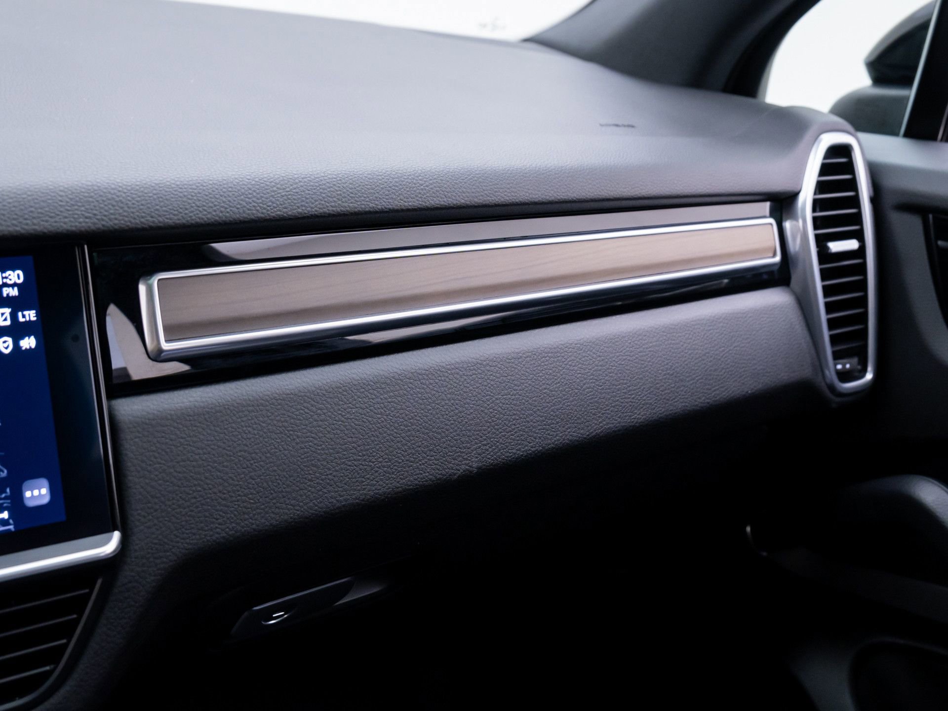 Certified 2023 Porsche Cayenne Platinum Edition image 28