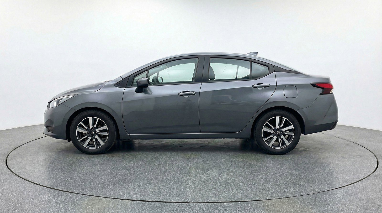 Used 2025 Nissan Versa SV FWD image 5