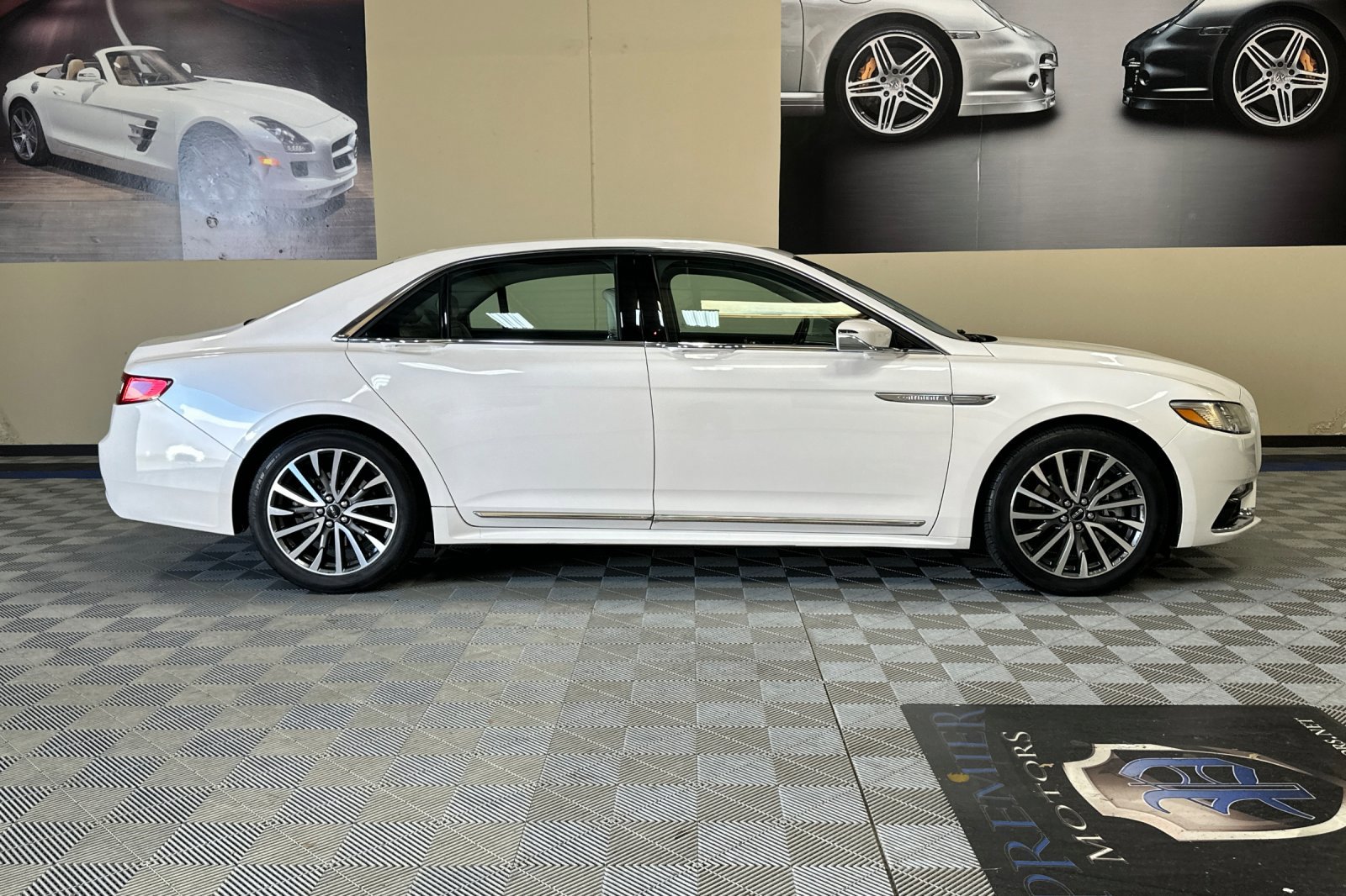 Used 2017 Lincoln Continental Select image 3