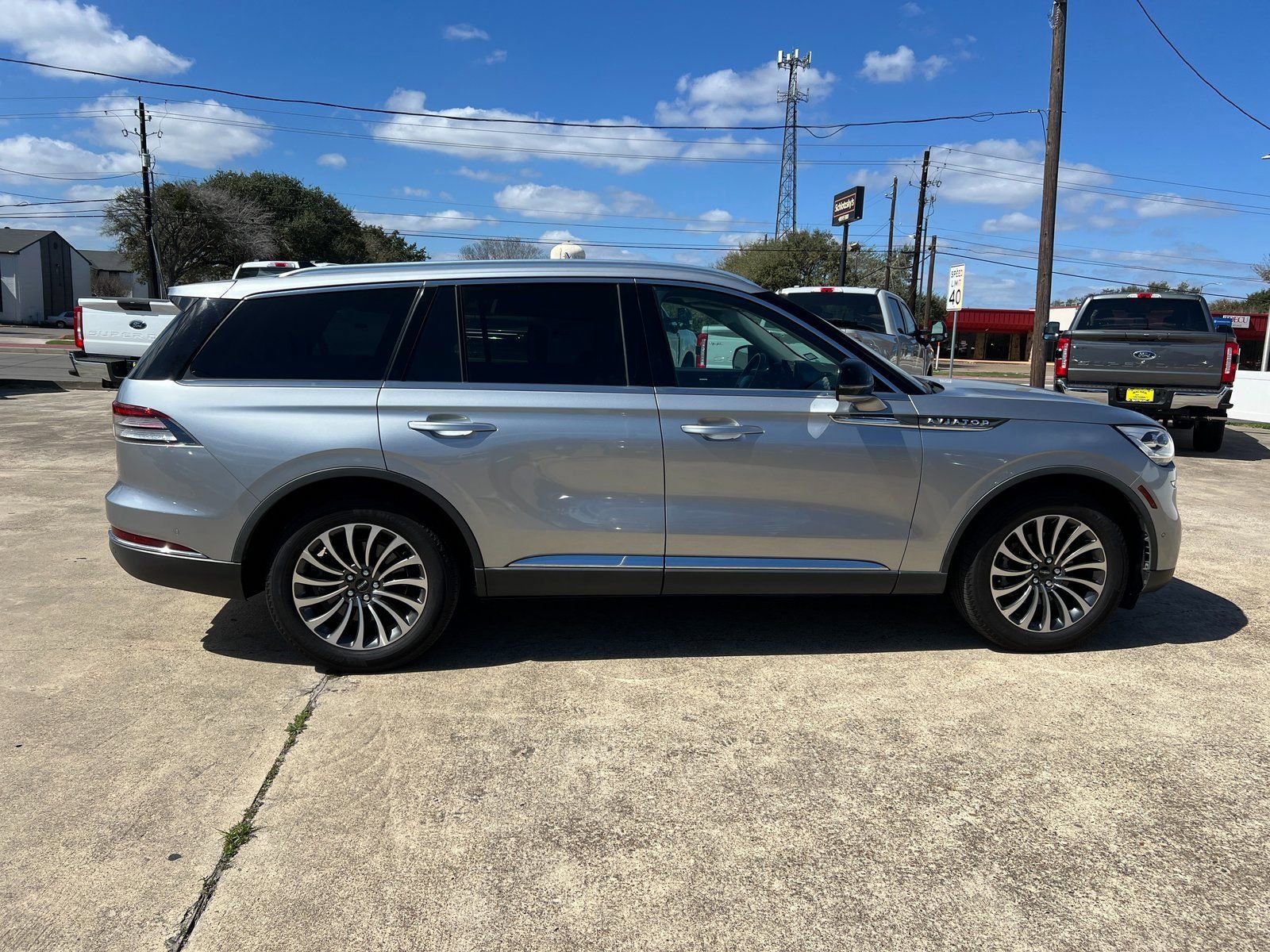 Used 2022 Lincoln Aviator Reserve w/ Equipment Group 201A AWD/4WD image 2