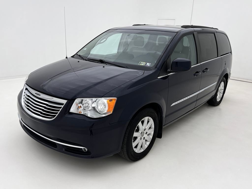 Used 2015 Chrysler Town & Country Touring image 4