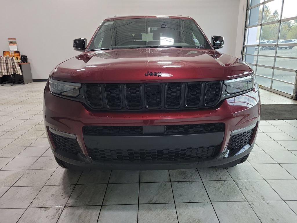 New 2025 Jeep Grand Cherokee L Limited w/ Black Appearance Package AWD/4WD video 3