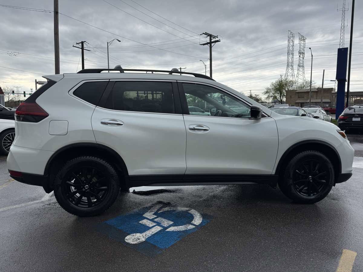 Used 2018 Nissan Rogue SV w/ Premium Package image 4