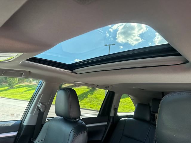 Used 2019 Toyota Highlander XLE FWD image 17