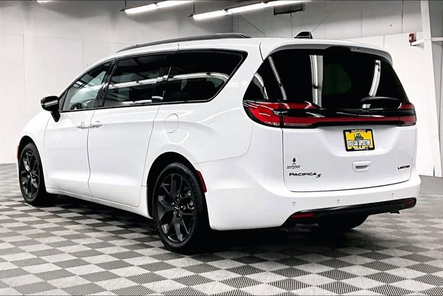 Used 2025 Chrysler Pacifica Limited image 3