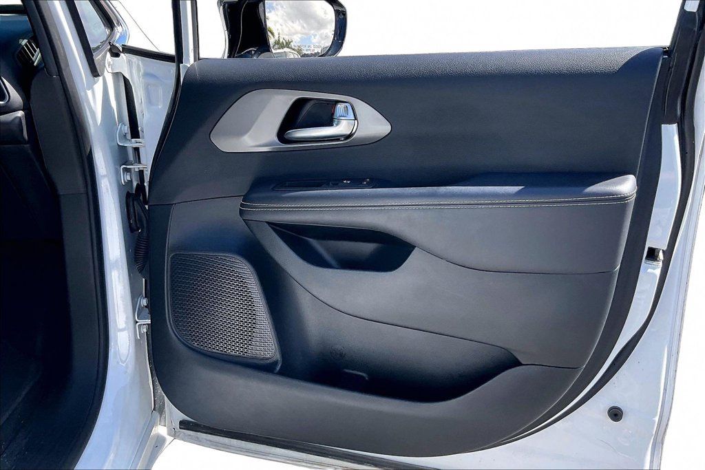 Used 2025 Chrysler Pacifica Select FWD image 20