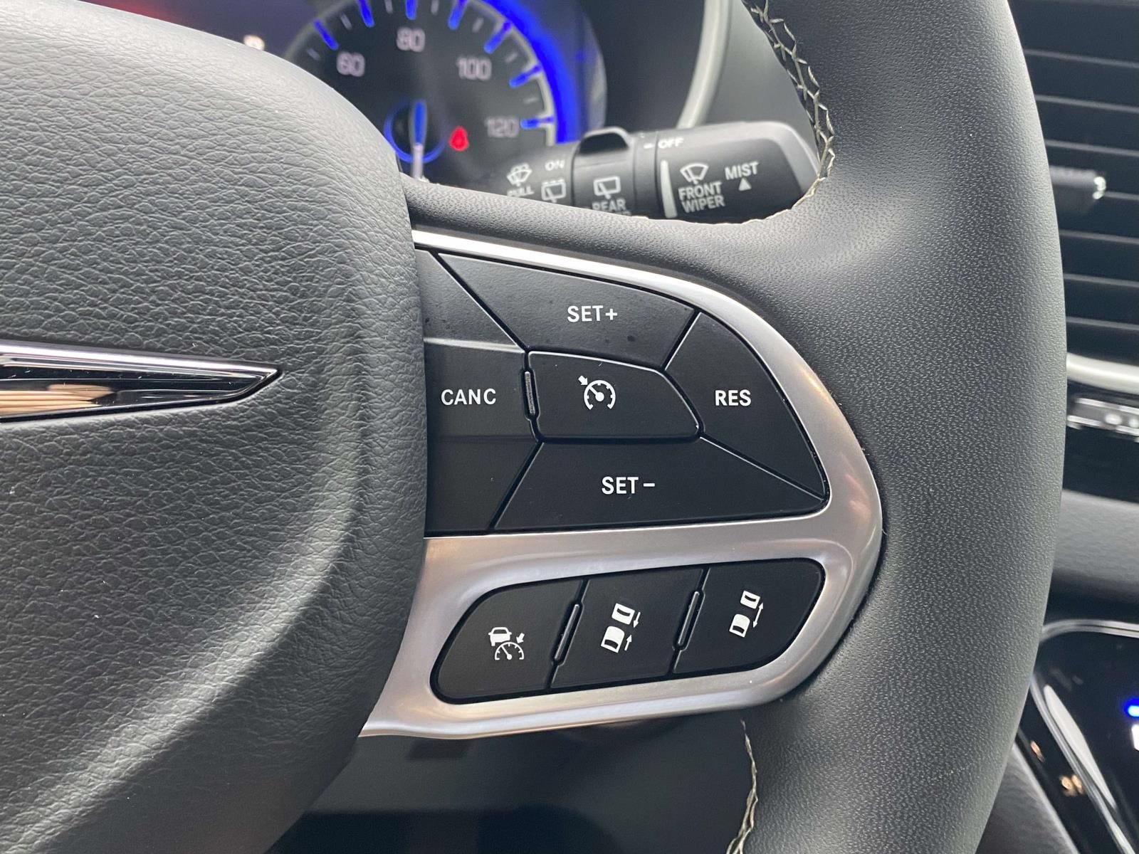 Used 2025 Chrysler Pacifica Select FWD image 20