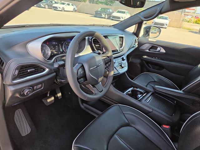 Used 2025 Chrysler Pacifica Limited FWD image 28