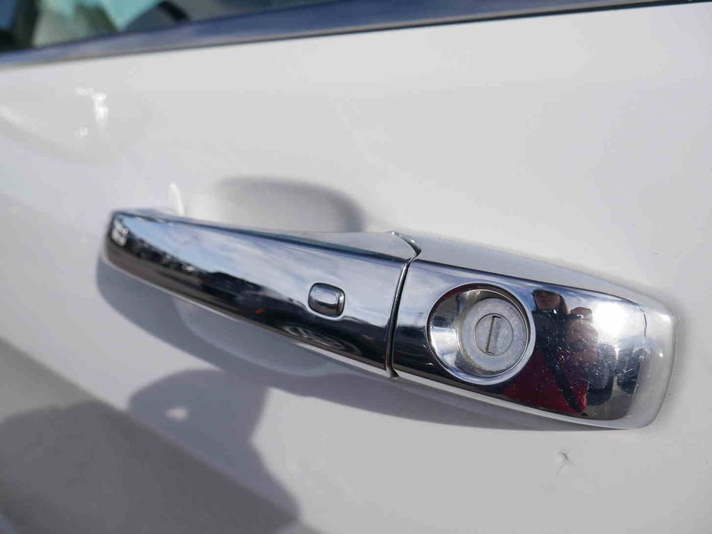 Used 2017 Jeep Grand Cherokee Overland w/ Jeep Active Safety Group image 11