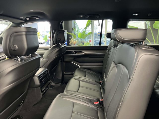 Used 2025 Jeep Wagoneer 4WD image 10