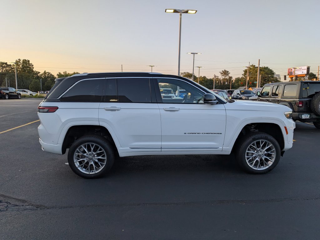 Used 2024 Jeep Grand Cherokee Summit w/ Adv Protech Group IV AWD/4WD image 9