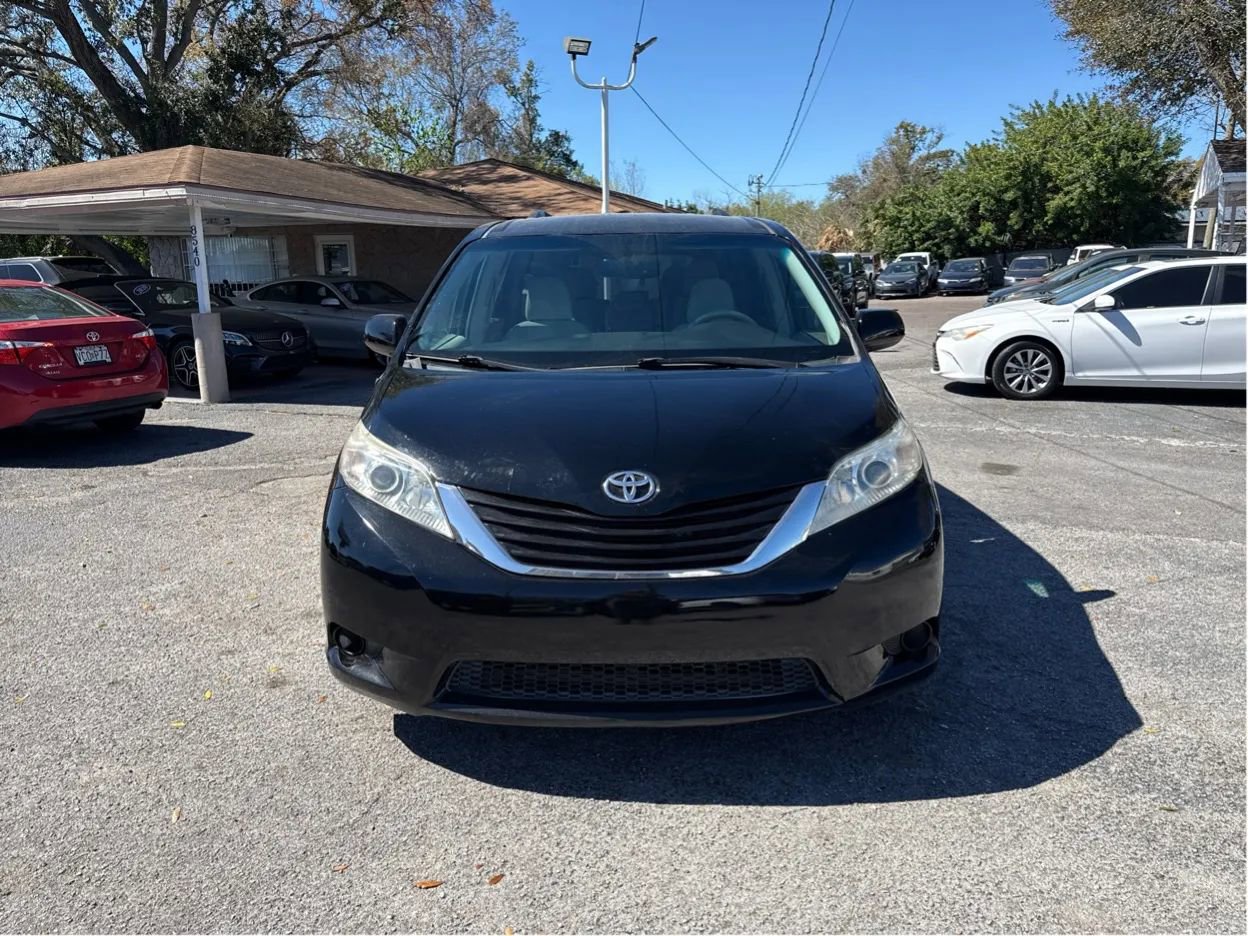 Used 2011 Toyota Sienna LE image 2