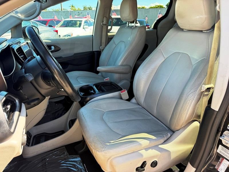 Used 2017 Chrysler Pacifica Touring-L FWD image 13