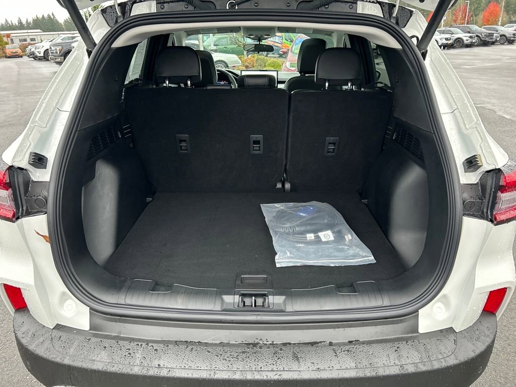 Used 2025 Ford Escape SE w/ Class II Trailer Tow Package image 32