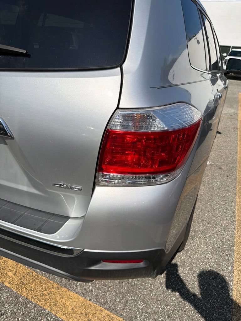 Used 2012 Toyota Highlander Limited w/ Tow Pkg AWD/4WD image 4
