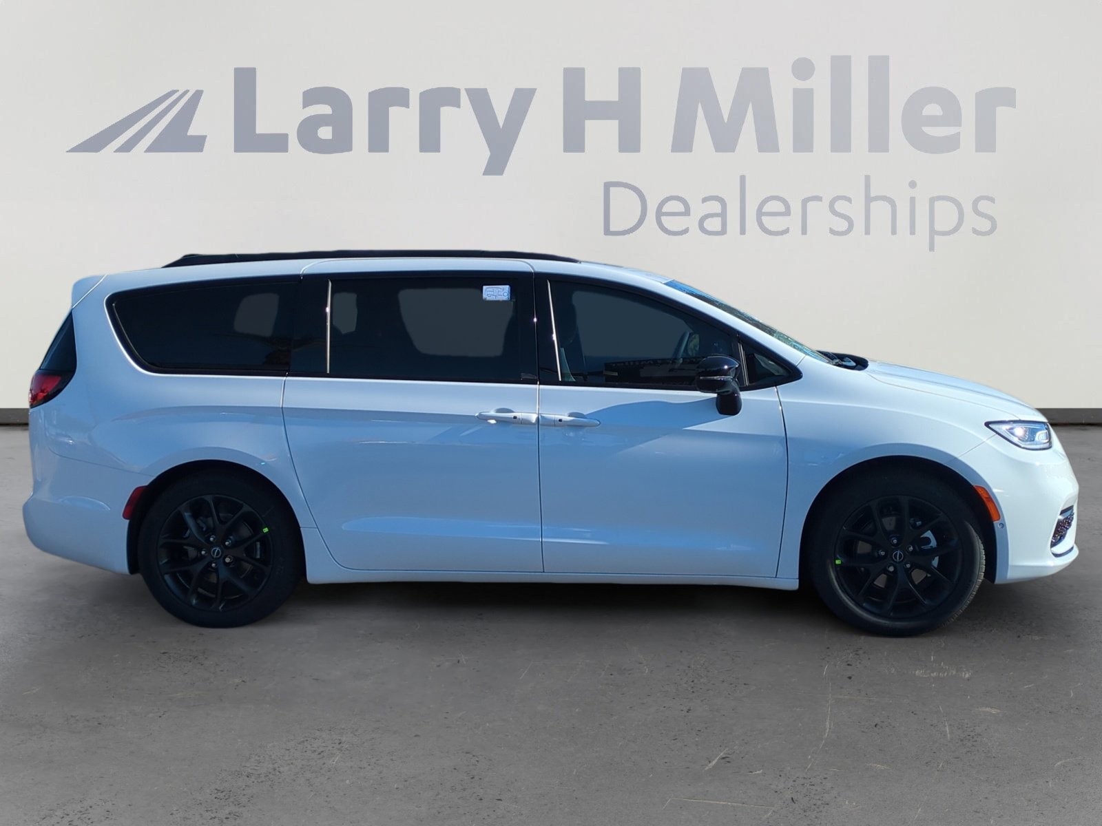 New 2026 Chrysler Pacifica Limited w/ Uconnect Theater Family Group image 6