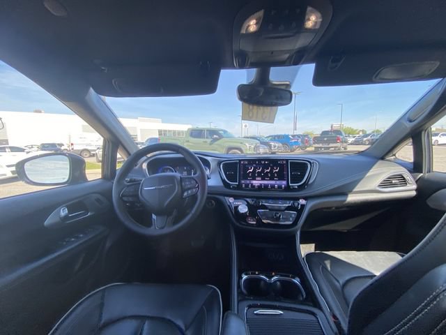 Used 2025 Chrysler Pacifica Limited FWD image 5