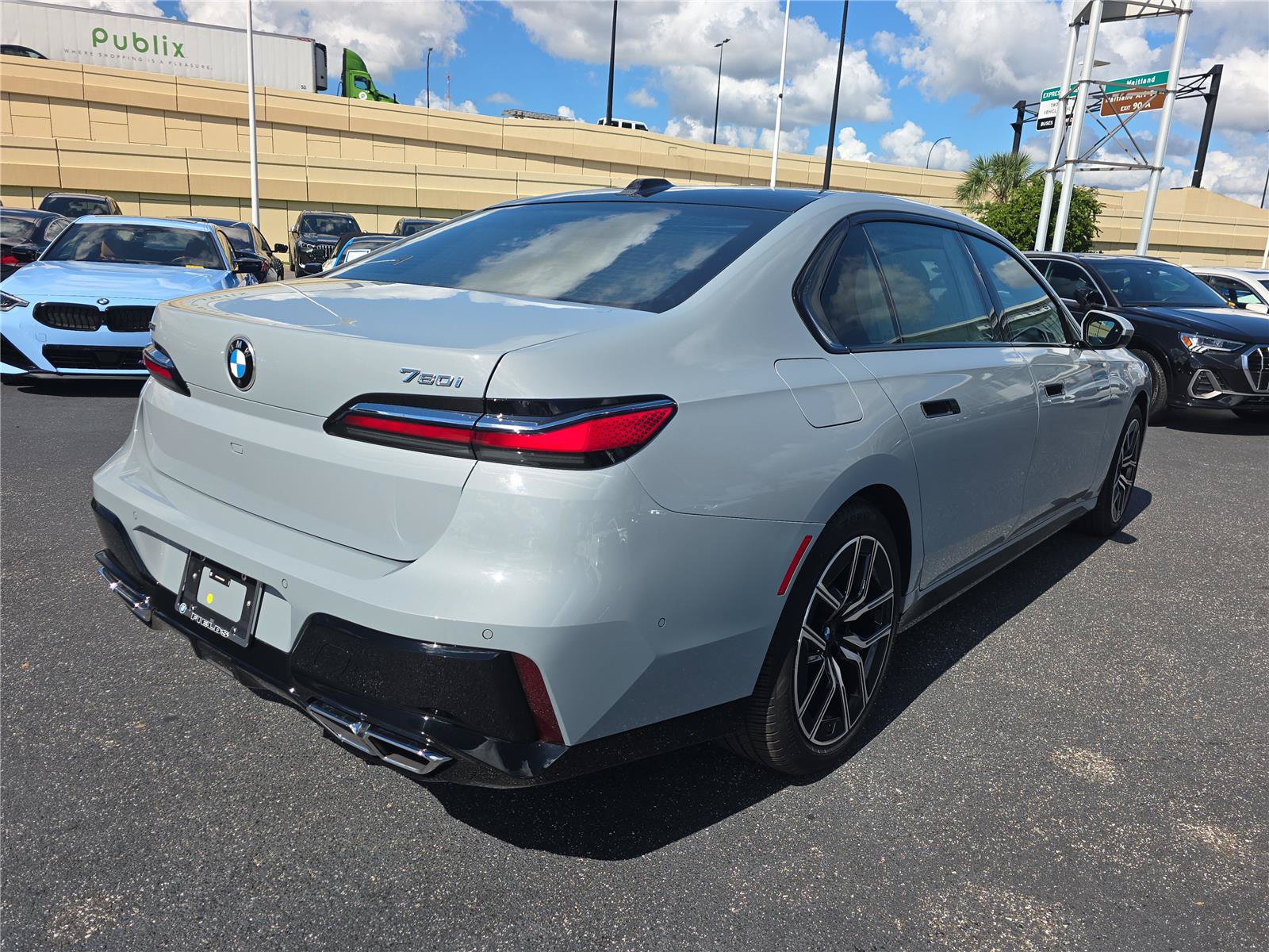 Used 2024 BMW 760i xDrive w/ Premium Package 2 AWD/4WD image 3