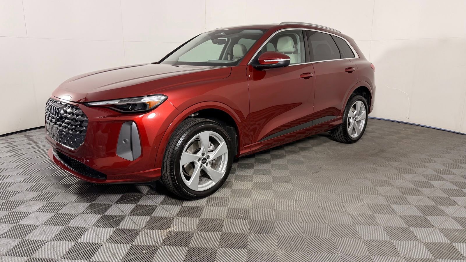Used 2025 Audi Q5 Premium Plus w/ Premium Plus image 4