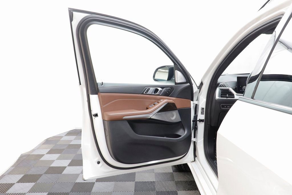 Used 2025 BMW X7 M60i image 5
