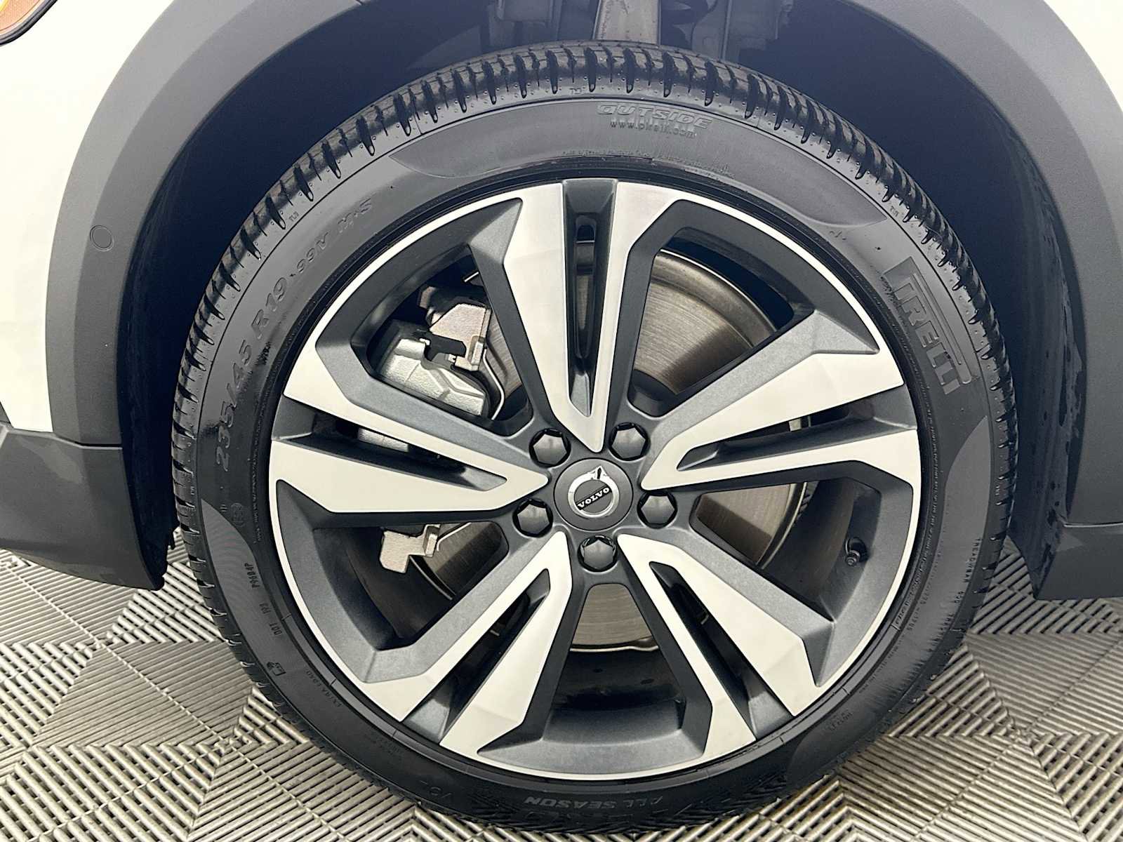 Used 2025 Volvo V60 B5 Cross Country Plus w/ Protection Package Premier image 29