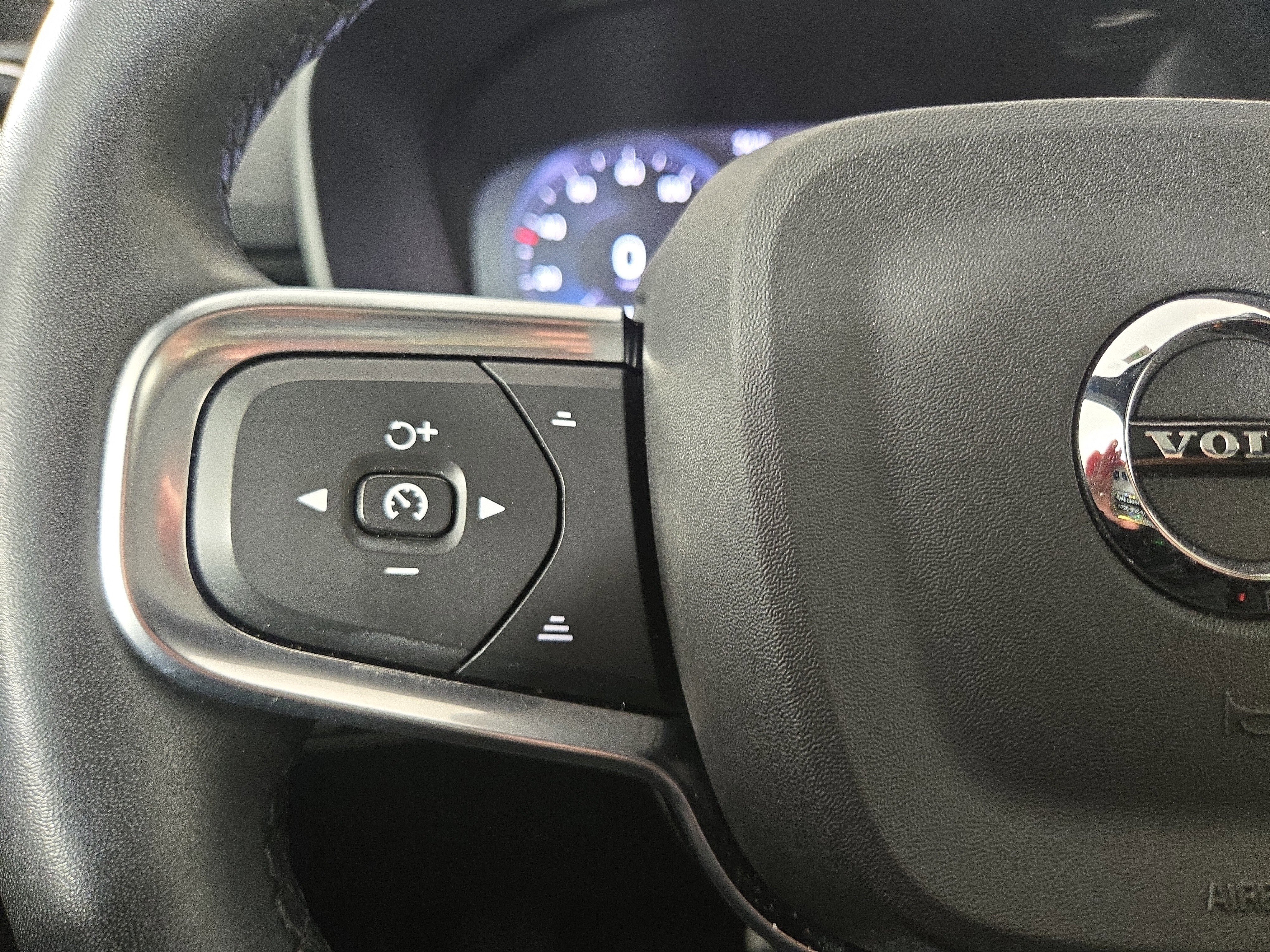 Used 2022 Volvo XC40 T5 R-Design w/ Advanced Package image 15