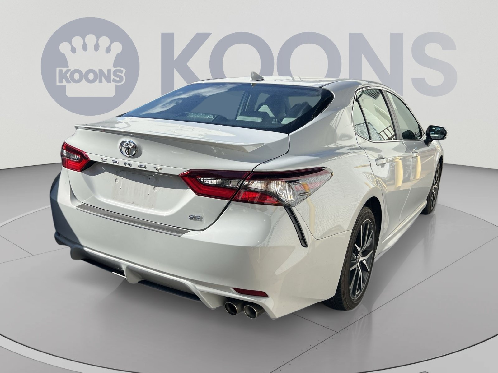 Used 2024 Toyota Camry SE w/ Cold Weather Package FWD image 5