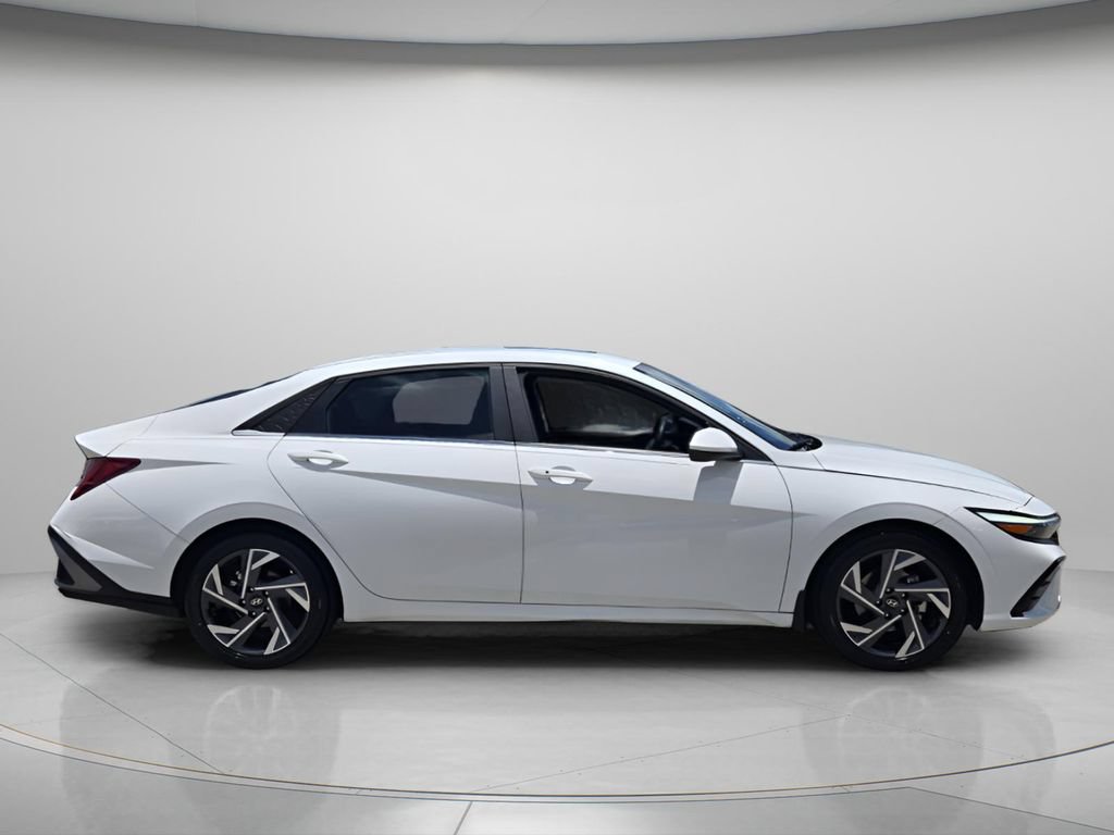 Certified 2024 Hyundai Elantra SEL w/ Convenience Package FWD image 4