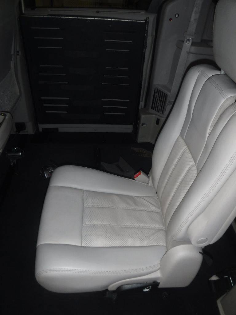 Used 2011 Chrysler Town & Country Touring-L w/ Trailer Tow Group FWD image 28