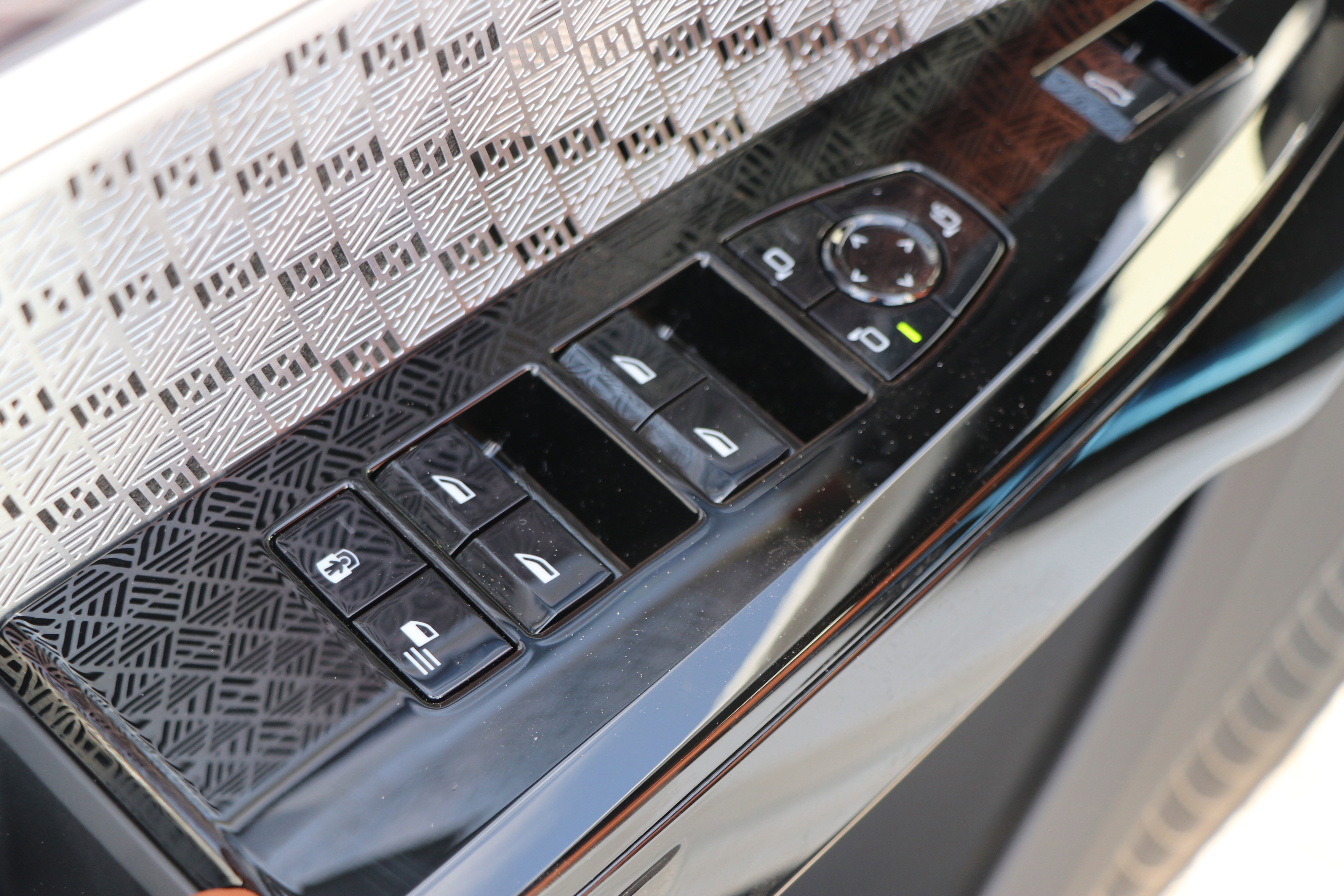 Certified 2025 BMW i7 M70 w/ Executive Package AWD/4WD image 27