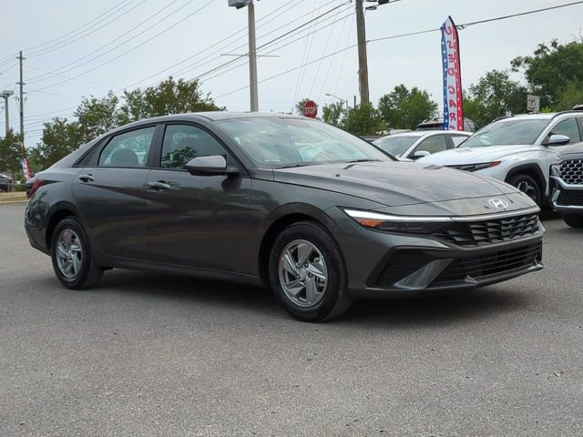 New 2026 Hyundai Elantra SE FWD image 3