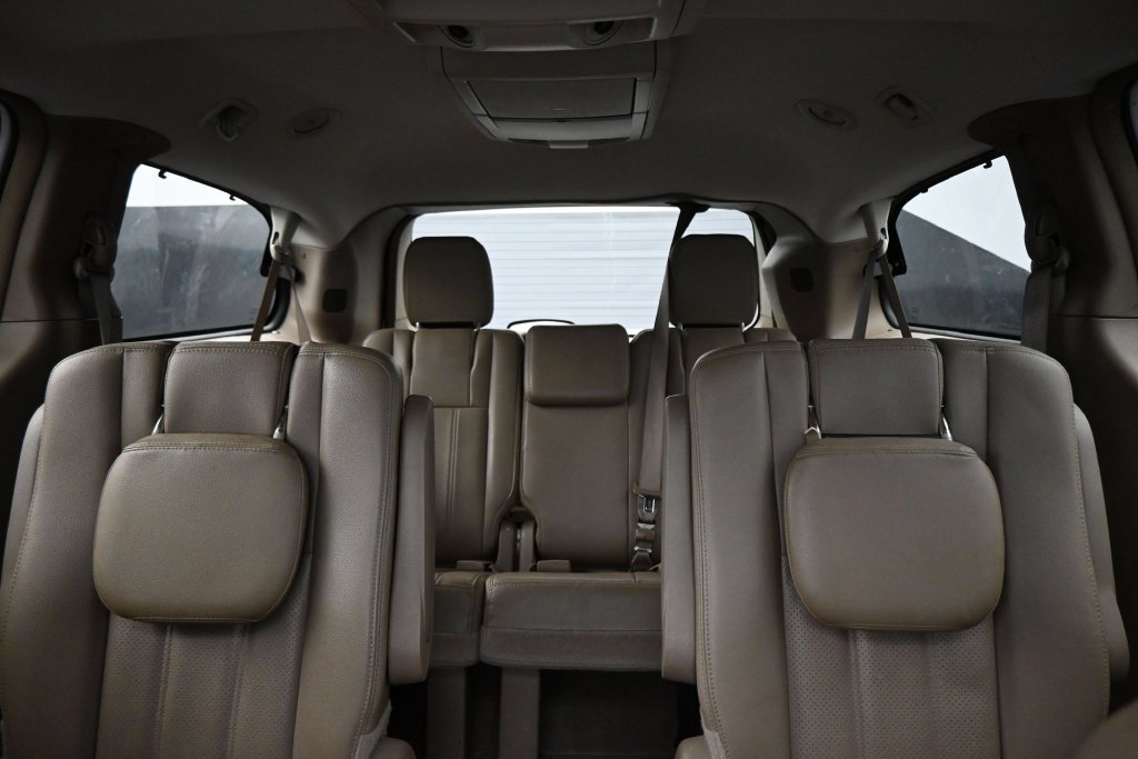 Used 2016 Chrysler Town & Country Touring-L FWD image 29