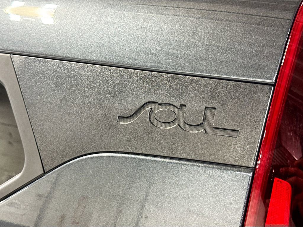 Used 2022 Kia Soul LX w/ Technology Package image 11