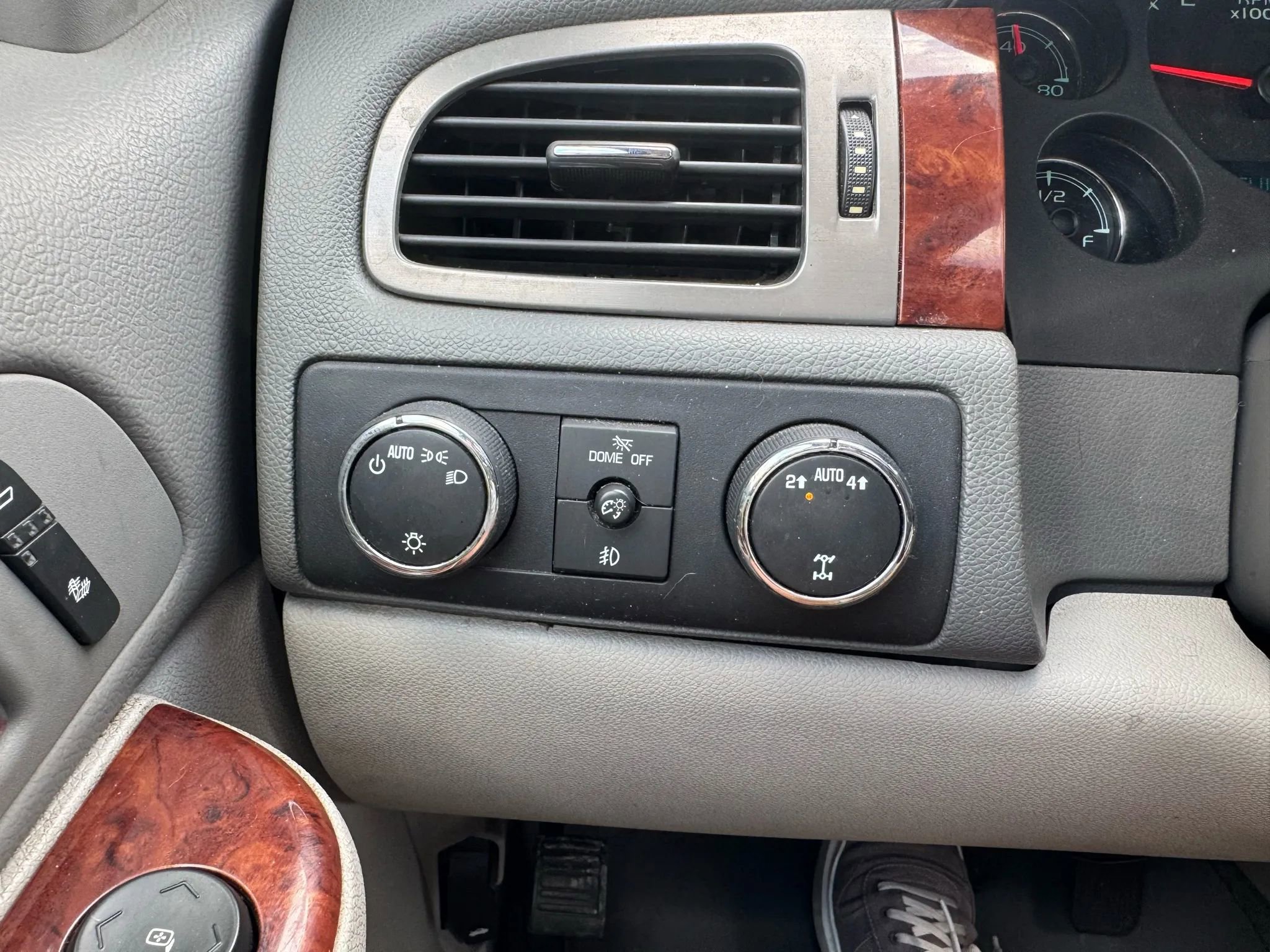 Used 2013 Chevrolet Suburban LT image 28