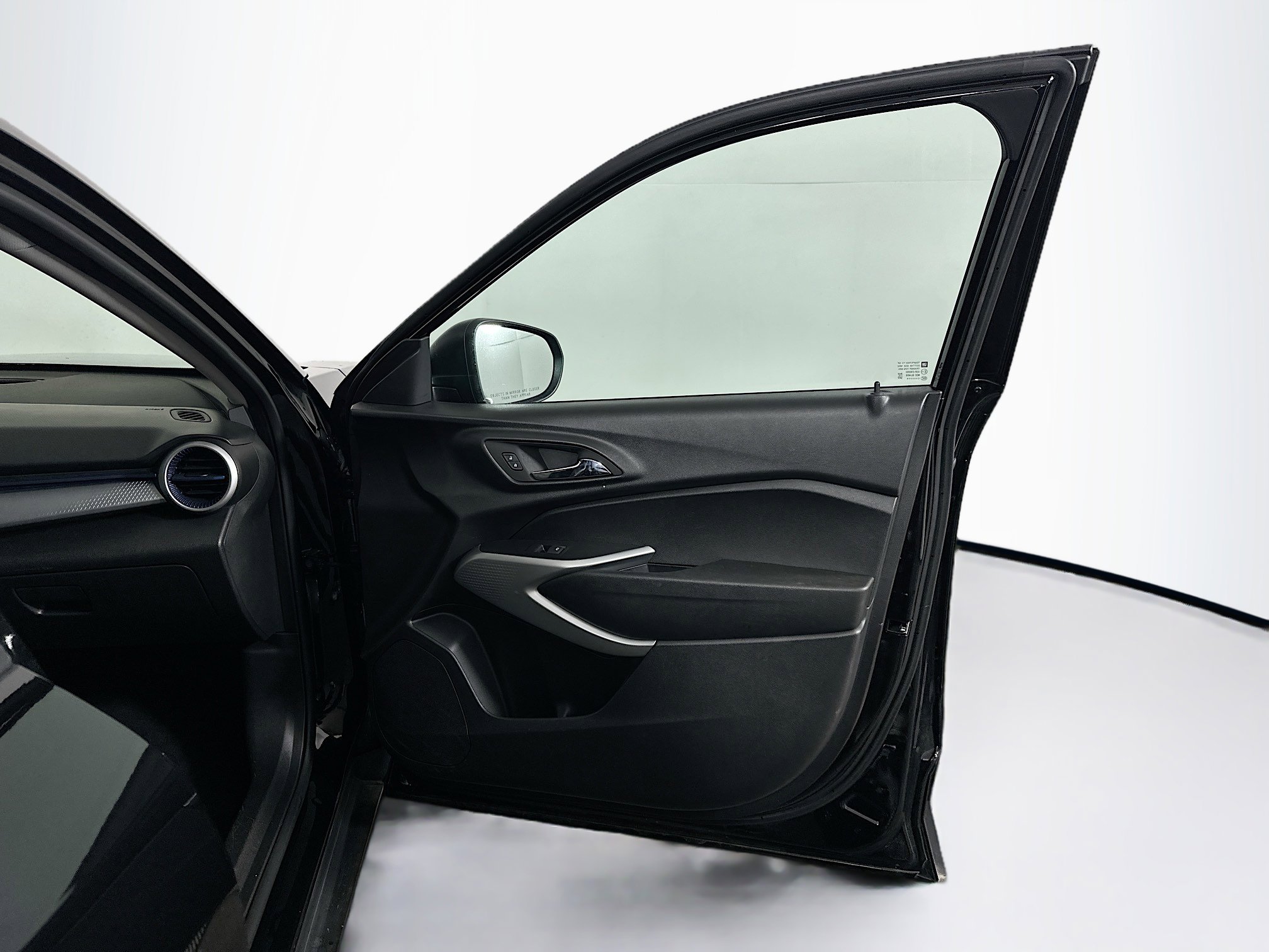 Used 2025 Chevrolet Trax LS image 30